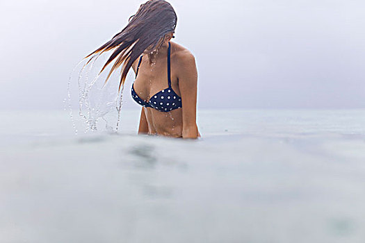 女人,溅,水中,湿发,遮盖,脸