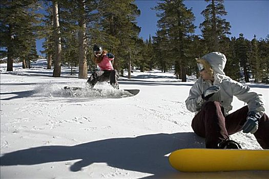 女青年,坐,雪,滑雪板,后面