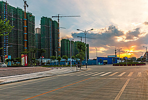 夏季夕阳中的城市道路平台
