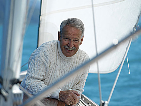 帆船,老人,线衣,看镜头,微笑,头像,序列,海洋,船,60-70岁,男人,毛衣,平台,站立,航行,运动,休闲,爱好,休闲运动,活动