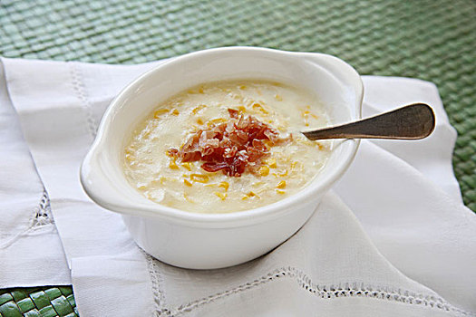 碗,玉米,杂烩汤,意大利熏火腿,勺子