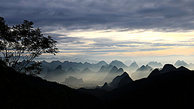 群山晨曦