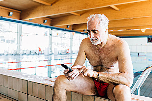老人,打手机,边缘,游泳池