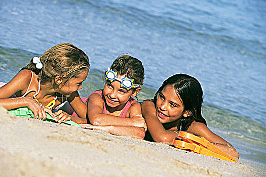三个,小,女孩,躺着,海滩,泳衣