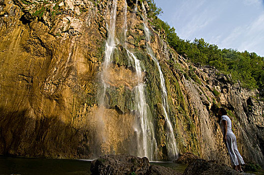 女人,看,瀑布,湖,十六湖国家公园,克罗地亚