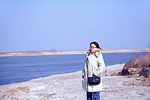 年轻女性在水库边远眺