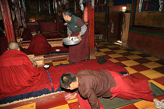 西藏米穷日寺的尼姑们在做法事