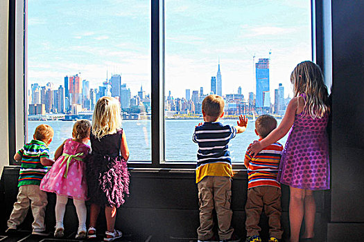 一群孩子,站立,窗,看,纽约,天际线