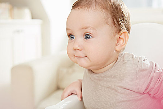 蓝色眼睛,男婴,凝视,高脚椅