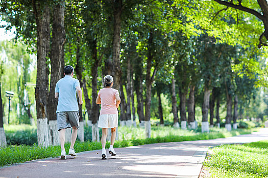 老年夫婦在戶外公園慢跑