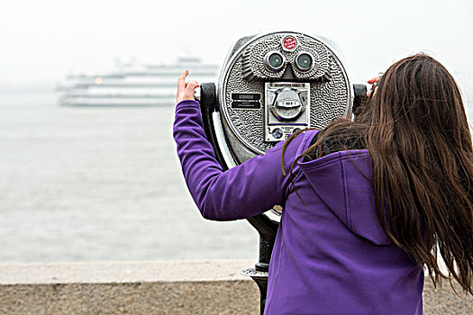 女人,双筒望远镜,纽约湾,艾里斯岛,泽西城,纽约,美国