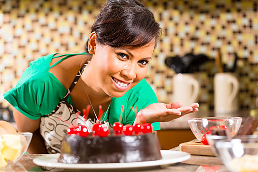 亚洲女性,烘制,巧克力蛋糕,厨房