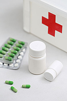 药瓶胶囊和红十字标志药箱急救箱