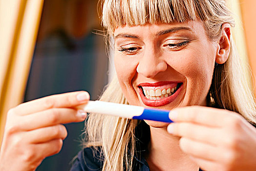 女人,看,妊娠测试,兴奋,结果