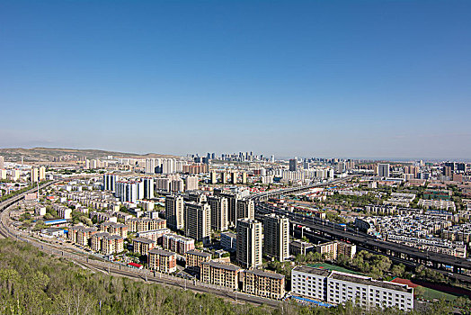 在乌鲁木齐雅玛里克山俯拍城市全景