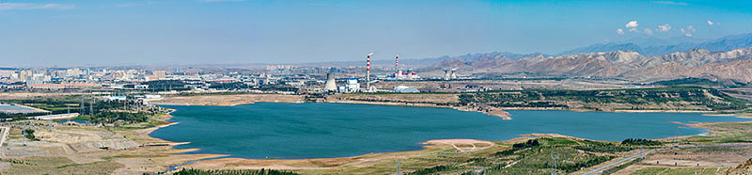 乌鲁木齐红雁池水库和铁路桥全景