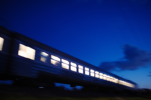 火车车厢晚上照片图片
