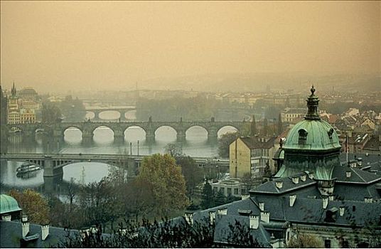 欧洲,布拉格,桥,伏尔塔瓦河,全景,黃昏,日落,河,圆顶,雾,雾状,秋天,欧盟新成员