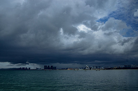 港口,海岸,岸边,海边,沿岸,阴天,白天,乌云,雷云,多云,云,天气,气象,预警,停泊,停留,通行,目的地,旅行,休闲,旅游,水,水岸,滨水地区,水系,海滨,城市,天际