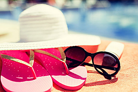 海滩,夏天,度假,概念,特写,帽子,人字拖鞋,防晒霜,墨镜,水潭