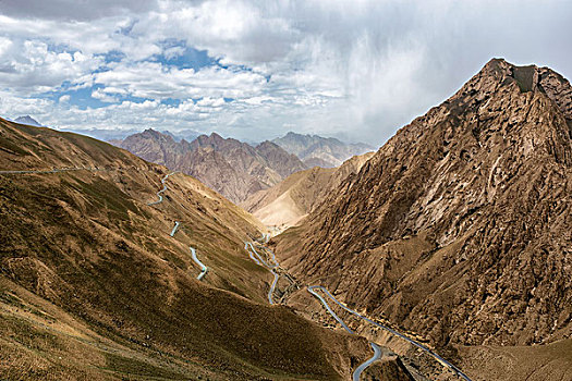 峡谷中的崎岖道路