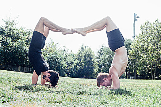 两个男人,倒立,瑜伽姿势,公园