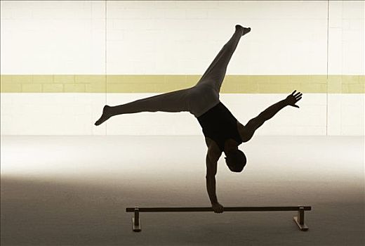 男性,体操运动员,平衡性,一只,手,地板,后视图