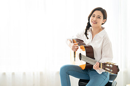 年輕女子彈吉他