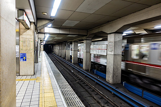 日本大阪的地铁车站
