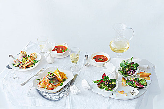 喜庆,圣诞餐,西红柿汤,三文鱼,黍,果料小馅饼,沙拉,白葡萄酒