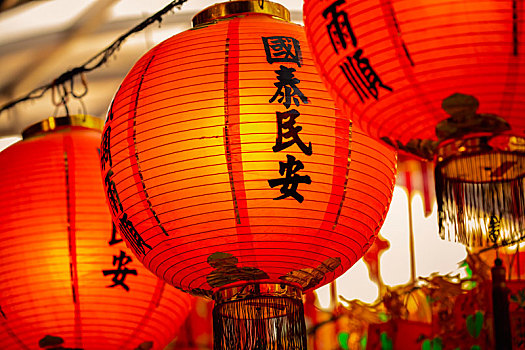悬挂在寺庙中的,中国灯笼,祝福国泰民安,灯笼上的文字,国泰民安