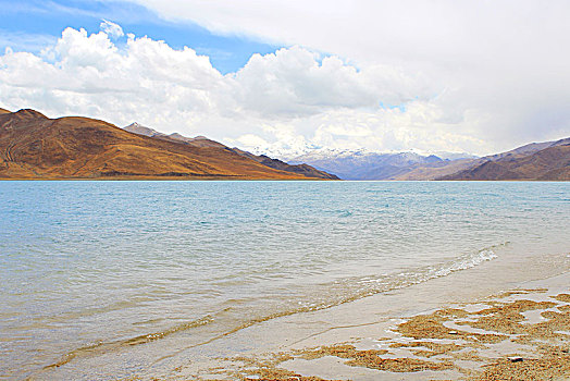 中国西藏羊湖羊卓雍措徒步旅行山脉蔚蓝天空Tibet,lhasa,YamdrokTso,China