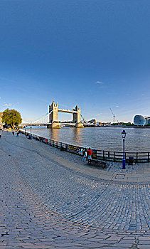 蓝天白云下具有欧洲风格的英国伦敦桥和建筑群