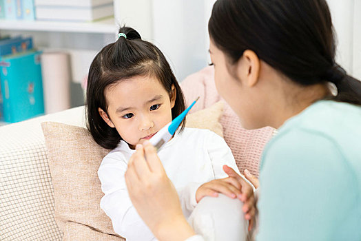 媽媽給女兒測體溫