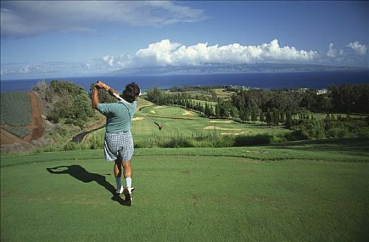 后视图,一个,男人,玩,高尔夫,卡帕鲁亚湾,乡村,高尔夫球场,毛伊岛,夏威夷,美国