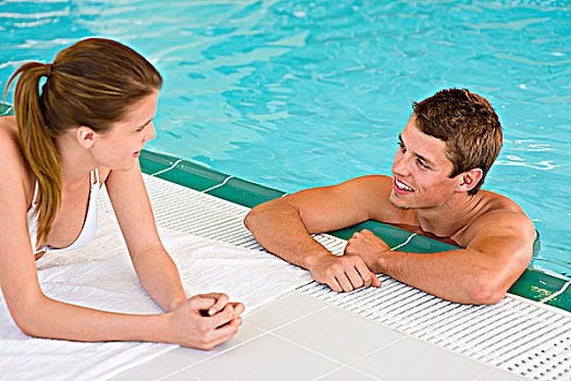 游泳池,年轻,幸福伴侣,交谈,池边,豪华酒店