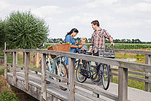 家庭,自行车,桥,停止,喝