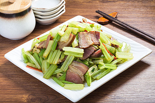 中式菜肴腊肉炒芹菜