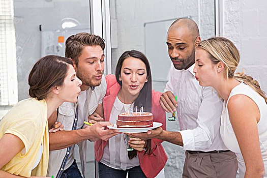 职业女性,吹,蜡烛,生日蛋糕