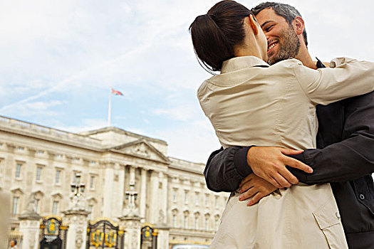 情侣,搂抱,户外,白金汉宫,伦敦,英格兰