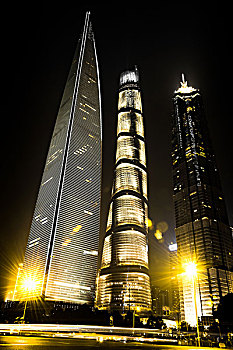 在中国上海现代建筑背景上的光线轨迹