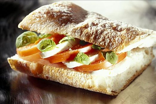 意大利拖鞋面包,三明治,西红柿,白干酪