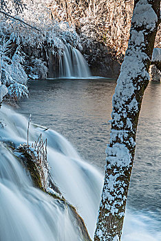 隐藏,瀑布,十六湖国家公园,冬天,克罗地亚