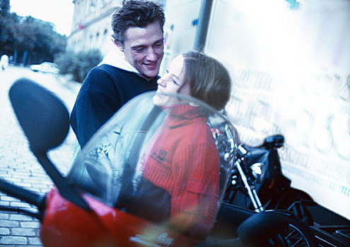 年轻,情侣,搂抱,靠近,摩托车,城市街道
