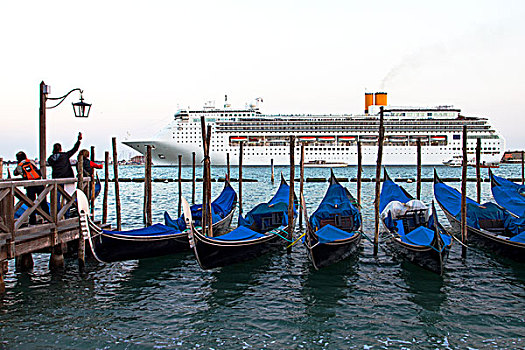 威尼斯白天一排整齐的船停靠在港口