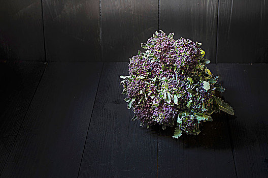 花椰菜,暗色,木质背景