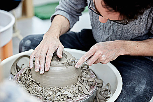 一个,男人,坐,陶轮,工作,陶制容器,过度,粘土