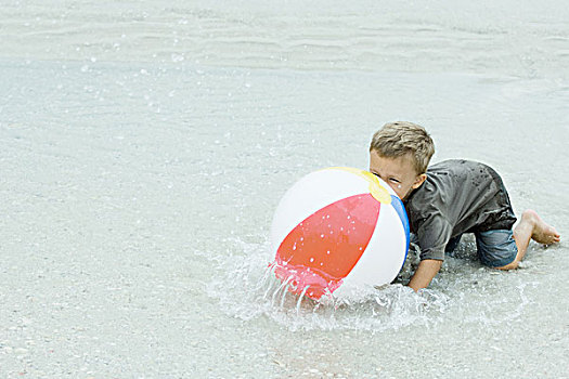 小男孩,水中,玩,水皮球