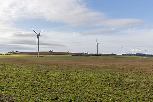 乡村草原上的风车,风力发电设施