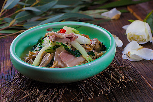 中餐创意料理腊肉油菜